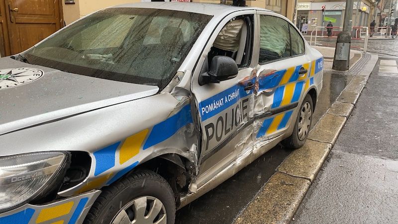 Hlídka policie spěchala v Praze k napadení, v křižovatce nabourala tramvaj